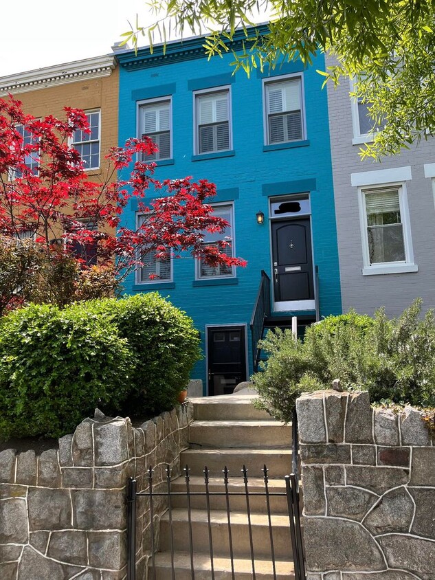Primary Photo - Stunning 4 BR/3.5 Townhome in Barney Circle!