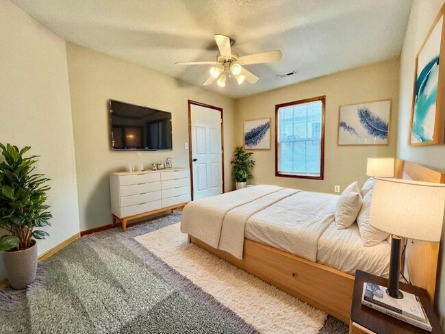 Building Photo - Beautifully Updated Ranch-Style Duplex in ...