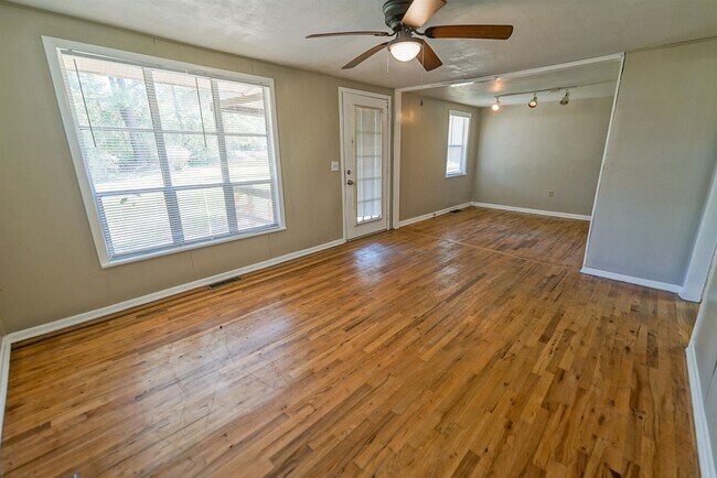 Building Photo - 3498 Frontier Rd