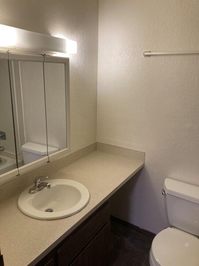 Building Photo - 2 bedroom in Seattle WA 98105