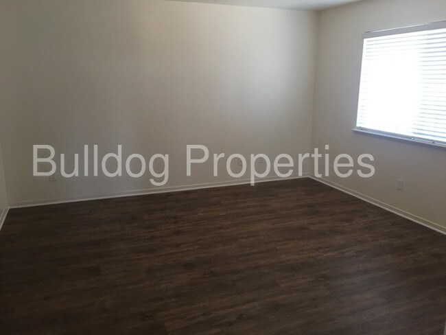 Building Photo - 205 W Thomas Ave