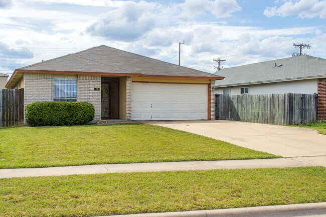 Foto del edificio - 1203 Fox Creek Dr