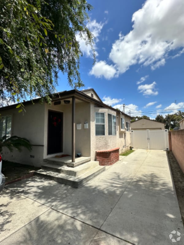 Building Photo - 10534 Roseton Ave