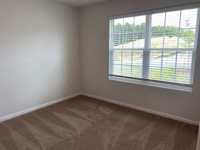 Foto del edificio - 397 Aubrey Woods Dr