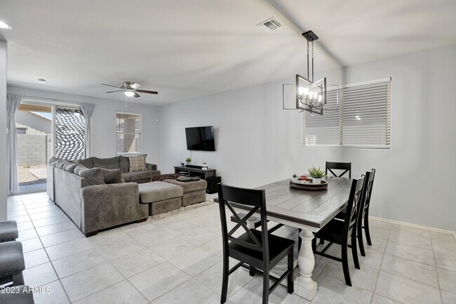 Foto del edificio - 17560 W Patrick Ln