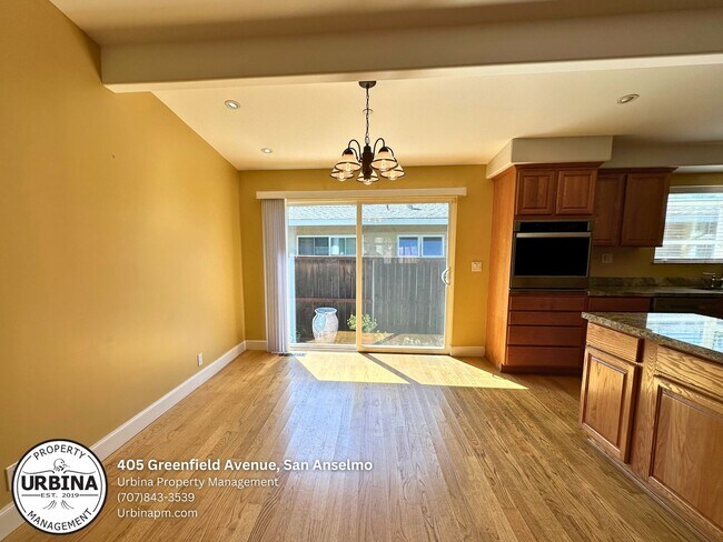 Building Photo - Stylish Single Story Living in the Heart o...