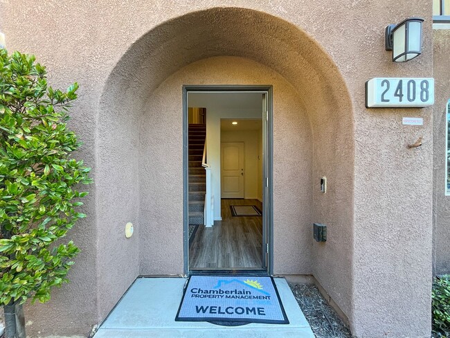 Building Photo - Lovely Townhome!