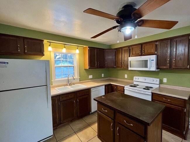 Foto del edificio - 3 Bed 2 Bath Single Family Home in Rothsch...