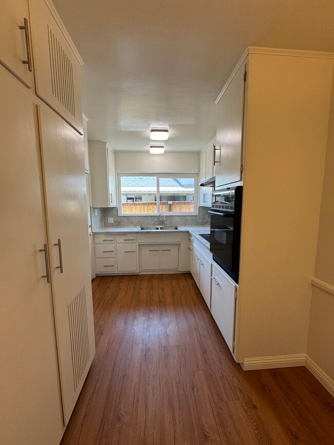Kitchen - 743 Southview Rd