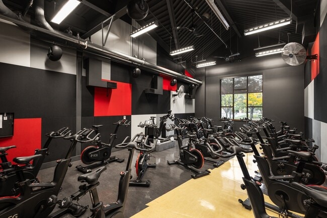 Sala de spinning del centro recreativo de Erie - The Cottages at Erie Commons