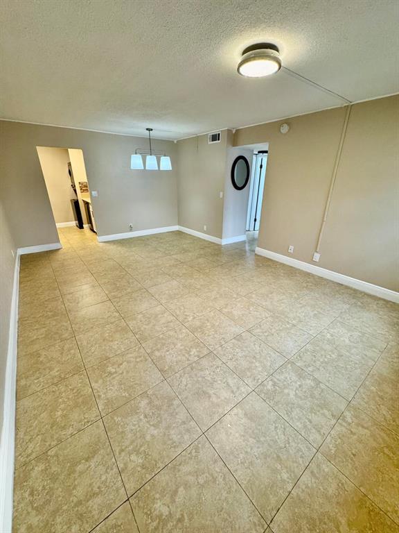 Foto del edificio - 10008 Twin Lakes Dr