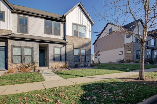 Building Photo - Modern Elegance in Waverly: 4 Bed, 3.5 Bat...
