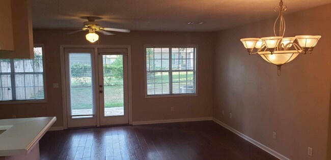 Foto del edificio - 136 Commons Dr