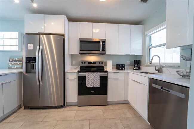 Foto del edificio - 4825 Floramar Terrace