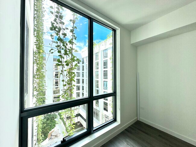 Building Photo - 1900 NW 1st Pl