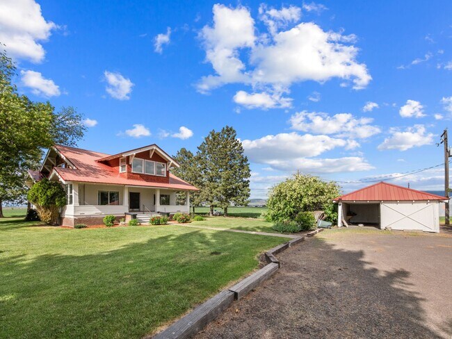 Foto del edificio - Beautiful craftsman style farmhouse outsid...