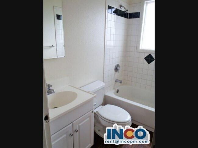 Building Photo - Adorable 2 bd 1 bath home with private fen...