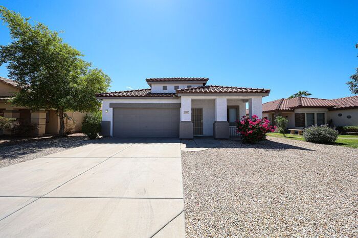 Foto principal - Stylish 4BD , 2 BA Home with Remodeled Bac...