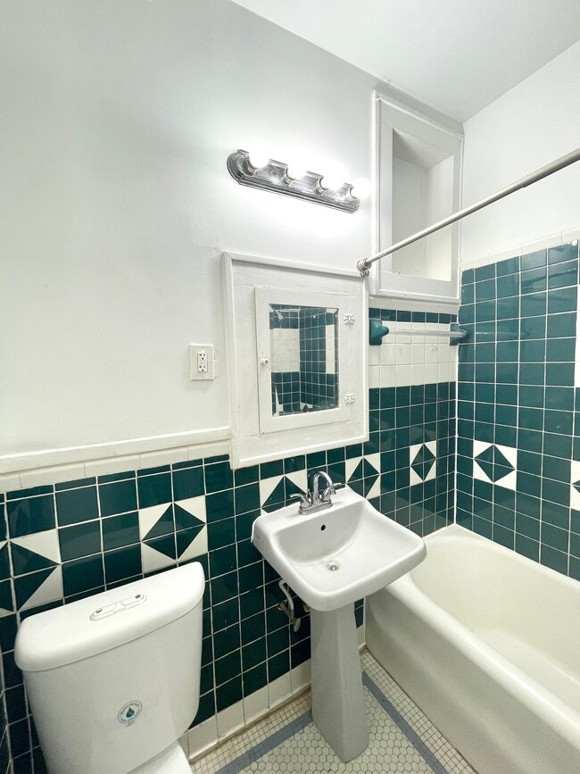 bathrooom - 426 W Huisache Ave