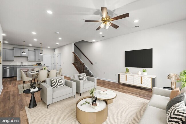 Building Photo - 900 Gilbert Rd