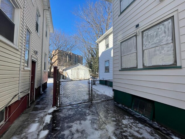 Building Photo - 327 N Maple Ave