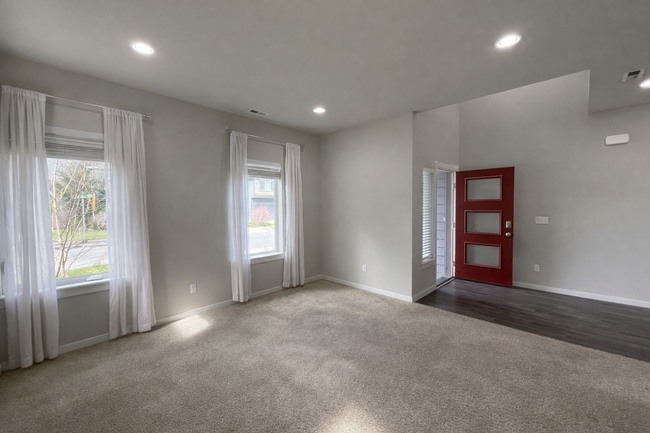 Foto del edificio - Spacious 4-Bedroom Home with Balcony and Fenced Yard in Marysville