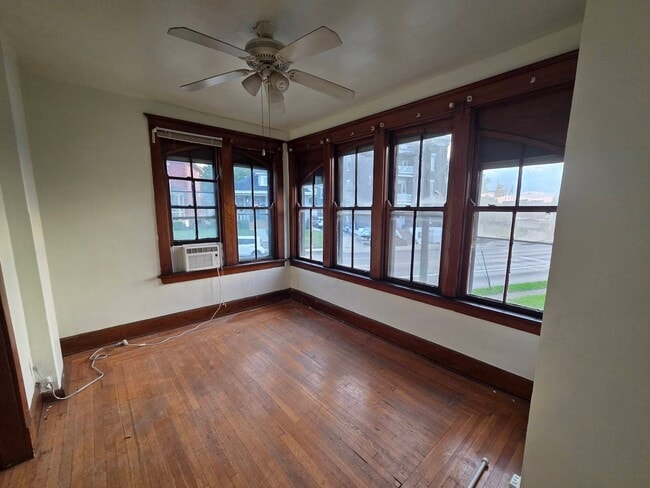 Bonus Solarium - 4558 Smith Rd