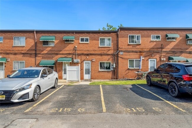 Building Photo - 215 Dalepark Dr