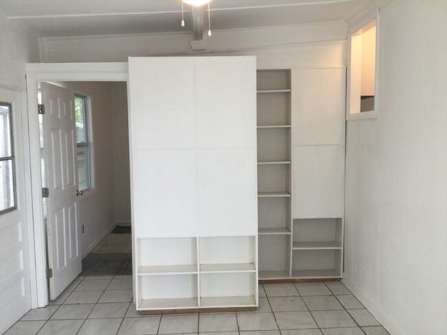 Building Photo - **Price recently lowered** 2 Bed/1 Bth Hom...