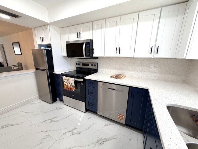 Photo - 2/2 STUNNING SEASONAL RENTAL IN SUNNY N. FT. MYERS, FL Apartment