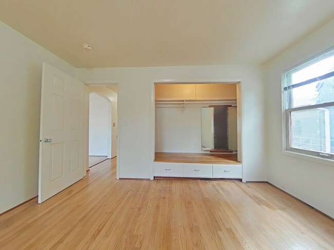 Building Photo - 2 Bedroom Duplex ~ Close to Campus ~ Pet F...