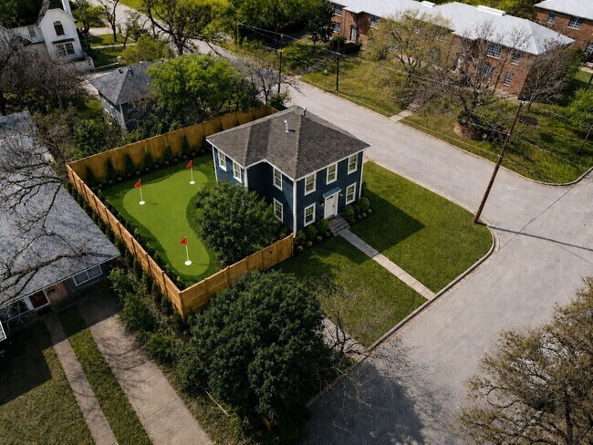 Building Photo - 5 bed 3 bath