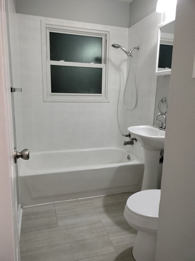 Foto del edificio - 3 Bedroom 1 bath on the East Side