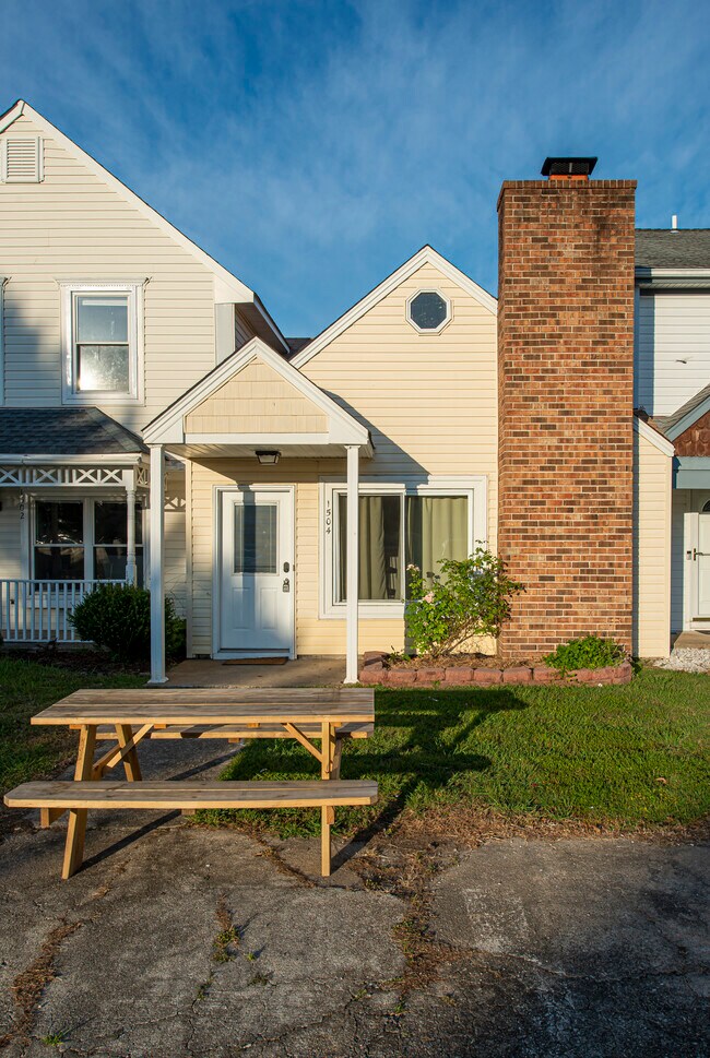 Building Photo - 1504 Fairfax Dr