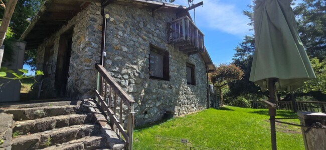Foto del edificio - Charming 1-bedroom cottage nestled just 4 miles west of downtown Sebastopol in the heart of West ...