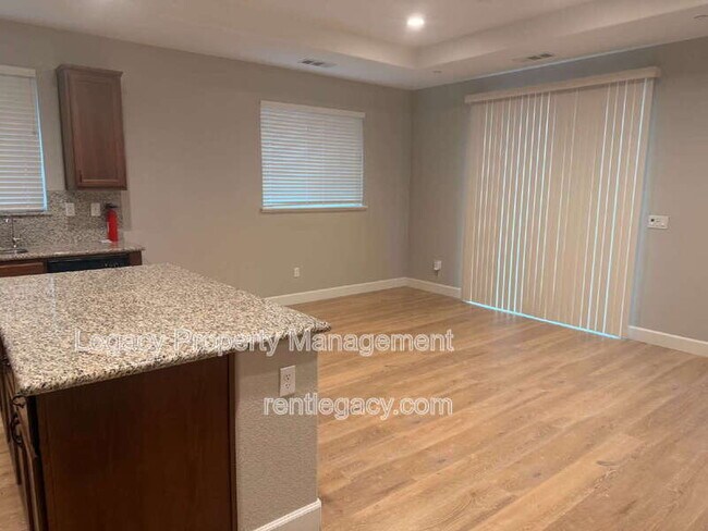 Building Photo - 452 Aster St