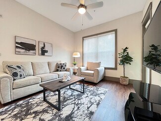 Building Photo - 1701 N Lois Ave