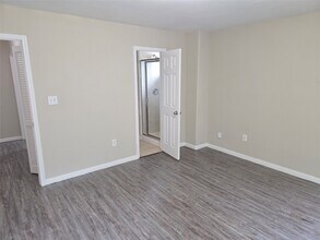 Building Photo - 10015 Wiloak St