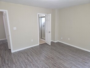 Building Photo - 10015 Wiloak St