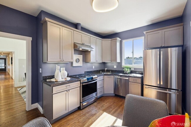 Building Photo - SWANKY EDWARDIAN TOP-FLOOR CONDO WITH STUN...