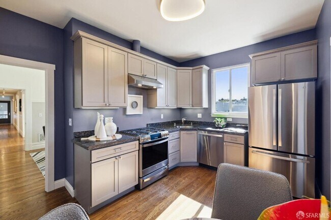 Foto del edificio - SWANKY EDWARDIAN TOP-FLOOR CONDO WITH STUN...