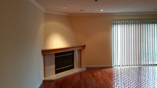 La sala de estar tiene hermosos pisos de madera de cerezo - 950 Chadbourne Ave