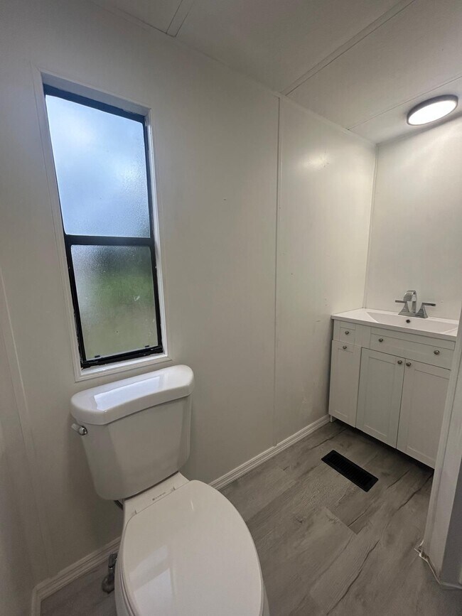 BAÑO 2 - 8834 SE 144th St