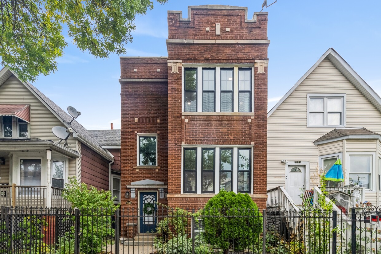 Primary Photo - 2641 N Avers Ave
