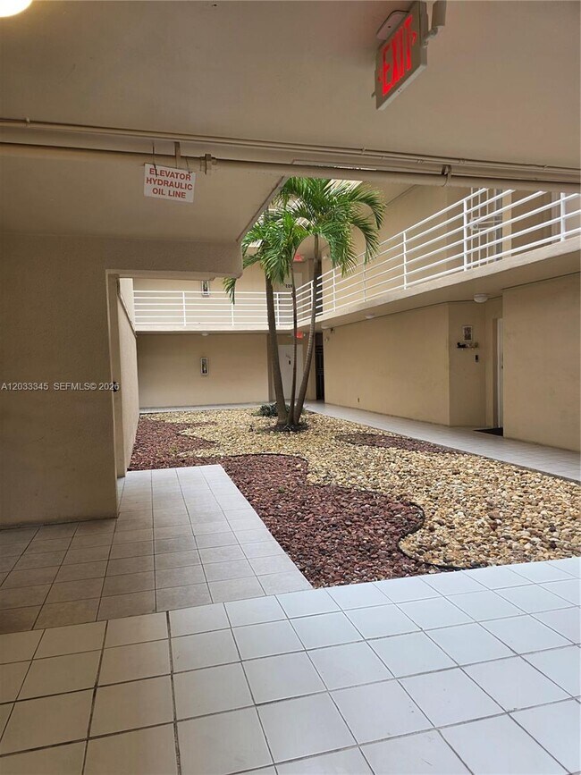 Foto del edificio - 8050 NW 8th St