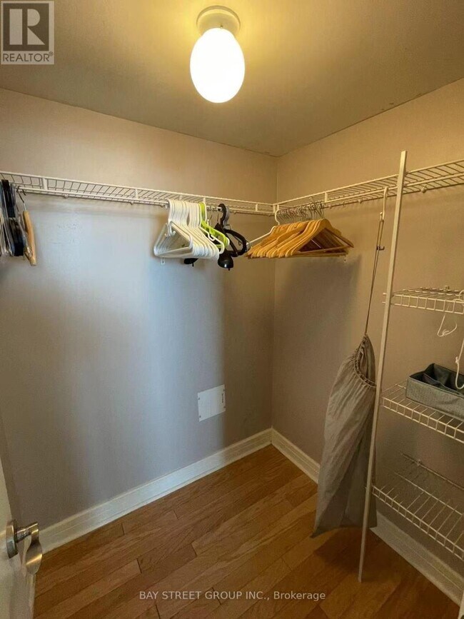 Photo du bâtiment - 18 Harrison Garden Blvd