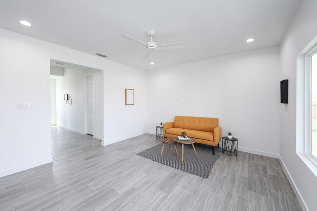 Building Photo - 301 Deer Path Lp