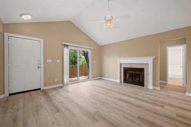 Foto del edificio - 16016 Fitchburg Cir