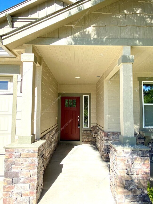 Foto del edificio - Bright, Spacious Home with Expansive Yard ...