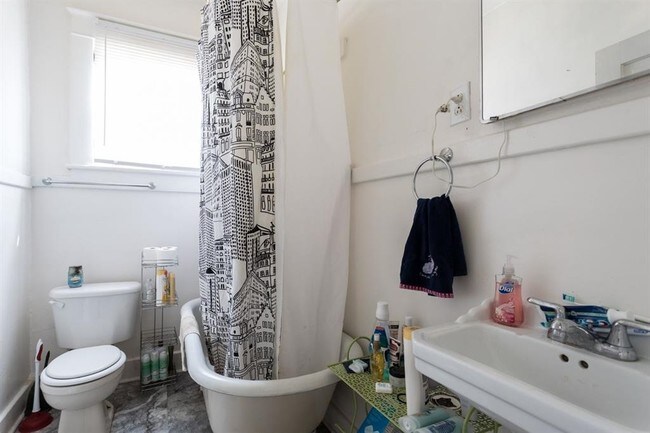 Bathrooms - 201 Fillmore St